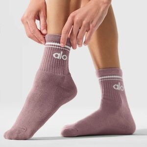 ALO Yoga NEW NWT Smokey Quartz Half Crew Throwback Socks Sz M